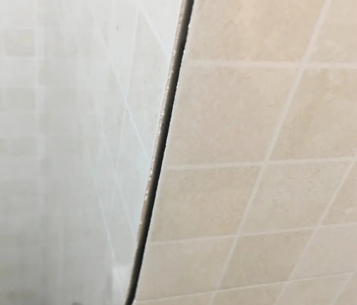 桓台瓷砖空鼓维修公司分享阳台瓷砖脱落的修复过程可以分为以下几个步骤